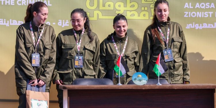 Liri Albag, Daniella Gilboa, Karina Ariev e Naama Levy, reféns israelenses, pouco antes de serem entregues pelo Hamas para a Cruz Vermelha, na Cidade de Gaza — Foto: AFP/Omar Al-Qattaa