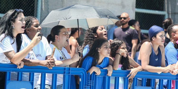 Familiares fizeram a diferença no apoio aos jovens atletas na piscina — Foto: Lana Costa