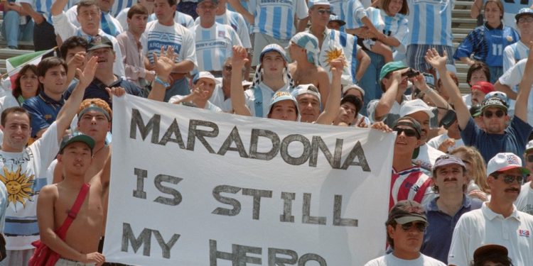 Empresa sueca fecha acordo com herdeiros de Maradona para lançar linha oficial de produtos do astro — Foto: AFP