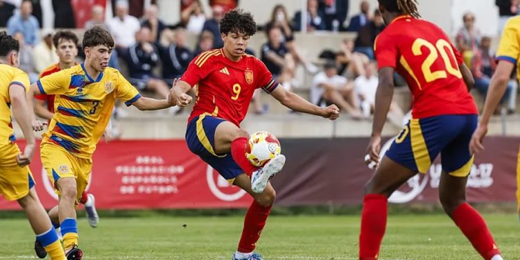 Enzo Alves foi capitão da Espanha em partida do sub-17 — Foto: Divulgação/RFEF