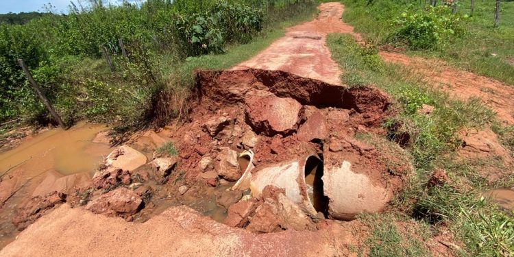 Chuvas revelam as péssimas condições das estradas mal planejadas e mal conservadas — Foto: ELISANGELA PEREIRA LOPES/CNA