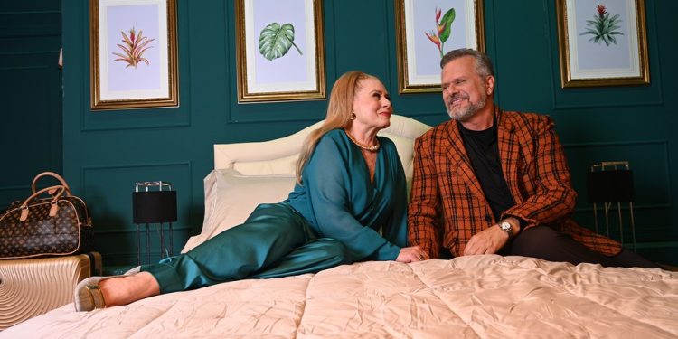 Vera Fischer e Leonardo Franco vivem casal na comédia romântica "O casal mais sexy da América" — Foto: Divulgação/Carlos Costa