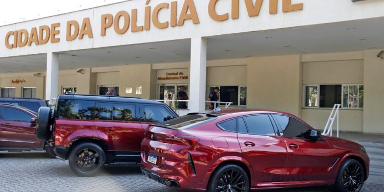 Carros de MC Poze já foram apreendidos pela polícia — Foto: Fabiano Rocha / Agência O Globo