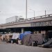 Nos Estados Unidos. Abrigos improvisados em uma calçada em Los Angeles, Califórnia. No país, há 6 pessoas em situação de rua para cada mil habitantes — Foto: Eric Thayer/Bloomberg