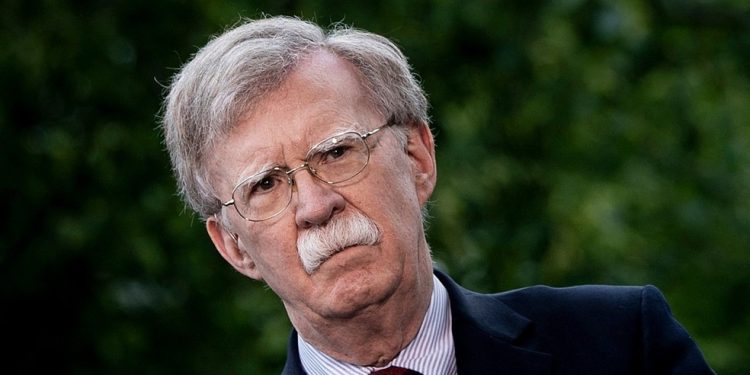 O ex-assessor de segurança nacional do presidente Donald Trump, John Bolton, foi indiciado por um grande júri federal em 16 de outubro de 2025, informou a imprensa americana — Foto: BRENDAN SMIALOWSKI / AFP