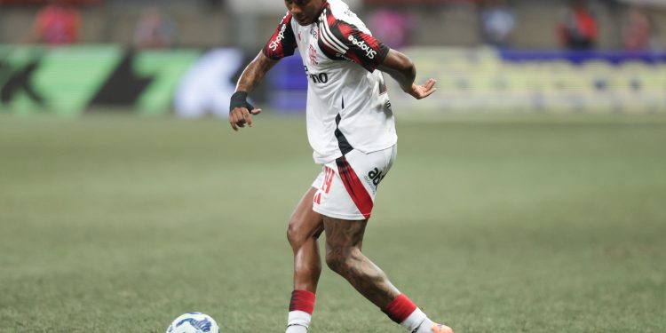 Ex-lateral do Flamengo e da seleção avisa sobre comportamento de Wallace Yan: 'Acha que é o super-homem'