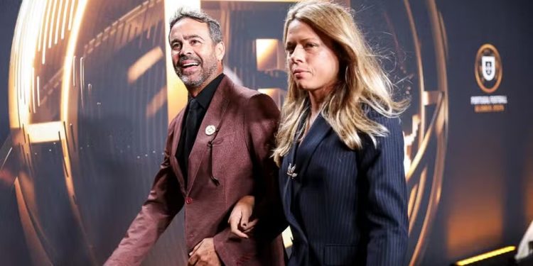 Artur Jorge e Hanna Santos foram juntos à premiação em Portugal — Foto: Divulgação/FPF