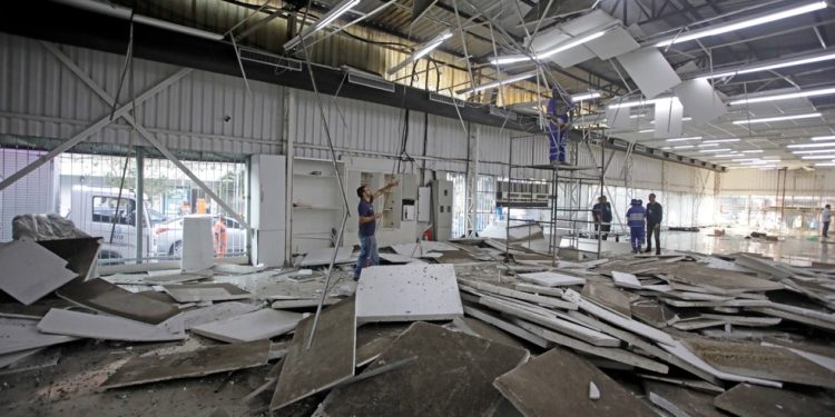 Imóvel onde funcionava centro comercial Espaço Mix é demolido em ação da prefeitura por série de irregularidades — Foto: Fabiano Rocha / Agência O Globo