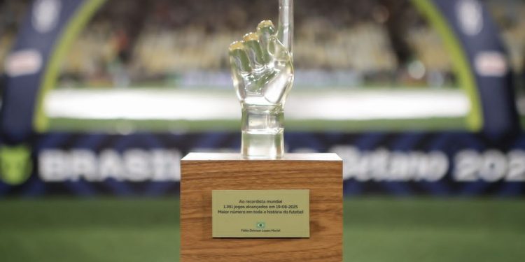 O troféu entregue a Fábio como homenagem pelo seu recorde de jogos — Foto: Lucas Merçon/Fluminense