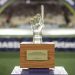 O troféu entregue a Fábio como homenagem pelo seu recorde de jogos — Foto: Lucas Merçon/Fluminense