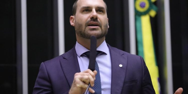 Faltas de Eduardo Bolsonaro alimentam certeza de cassação entre aliados de Hugo Motta