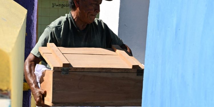 Famílias limpam ossos de parentes falecidos antes do Dia dos Mortos no México; entenda a tradição — Foto: AFP