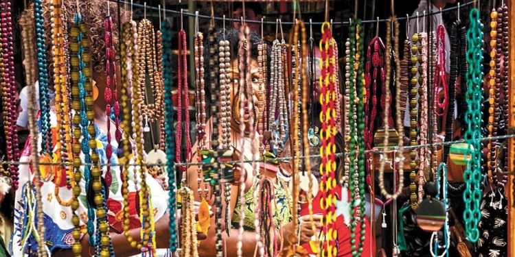 Dia de feira. A cada sábado, a Rua do Lavradio, no Centro do Rio, recebe 370 expositores, polo gastronômico com 50 barracas, programação musical e mais de 20.000 visitantes, entre cariocas e turistas — Foto: Leo Martins