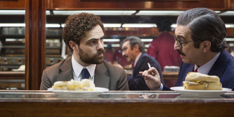 Peter Lanzani e Ricardo Darín no filme "Argentina, 1985" — Foto: Divulgação