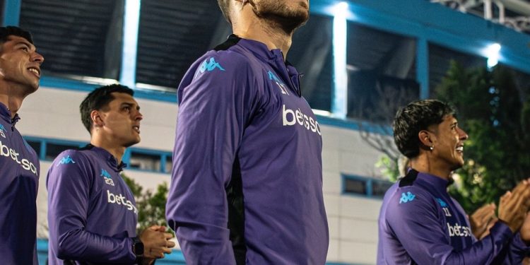 Jogadores do Racing observam foguetório antes de jogo contra Flamengo — Foto: Divulgação/X/Racing