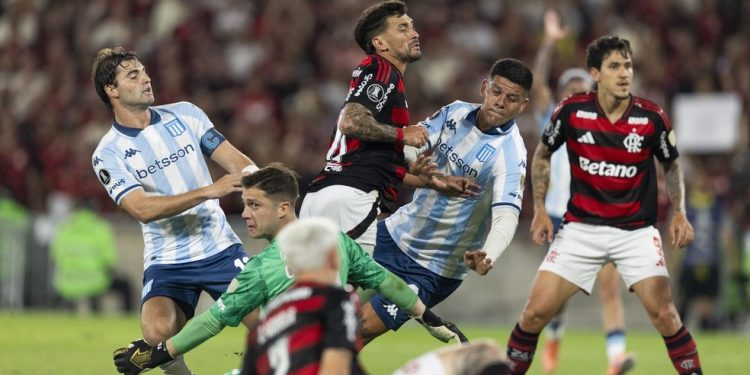 Arrascaeta e Pedro não tiveram vida fácil contra marcação encaixada do Racing contra Flamengo — Foto: Guito Moreto / Agência O Globo