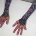 A yakuza aposentada Mako Nishimura mostra seu antebraço coberto por tatuagens de dragão e tigre e a ponta de um dedo faltando, que ela mesma cortou como parte do ritual de autopunição da yakuza por seus erros — Foto: Yuichi Yamazaki / AFP