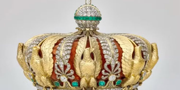Coroa da imperatriz francesa Eugênia, peça roubada e já recuperada — Foto: Divulgação/Museu do Louvre