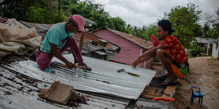 Moradores em Cuba estocam mantimentos e tentam prender os telhados de suas casas com cordas — Foto: Carlos FABAL / AFP