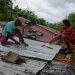 Moradores em Cuba estocam mantimentos e tentam prender os telhados de suas casas com cordas — Foto: Carlos FABAL / AFP