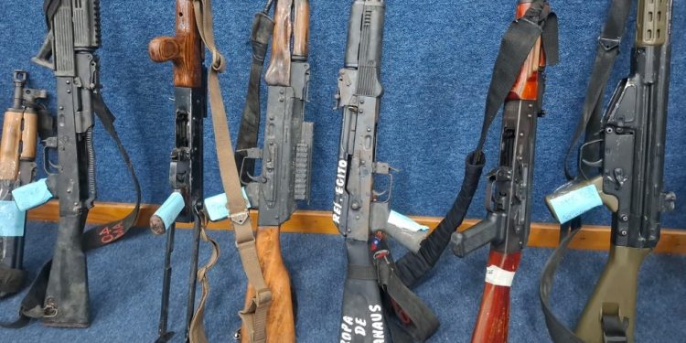 Fuzis apreendidos tem valor estimado de mais de R$ 5 milhões — Foto: Marcos Nunes