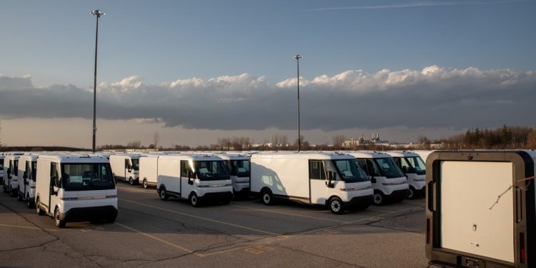 Van elétricas BrightDrop na fábrica da General Motors CAMI em Ingersoll, Ontário. A GM está encerrando a produção do veículo, colocando o futuro da fábrica em dúvida — Foto: Bloomberg