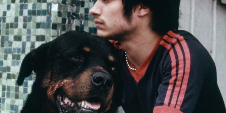 Gael Garcia Bernal em cena de "Amores brutos", de Alejandro González Iñárritu — Foto: Divulgação