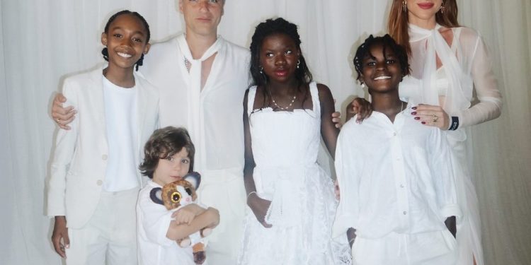 Bruno Gagliasso e Giovanna Ewbank posam em família em casamento em Salvador — Foto: Reprodução/Instagram