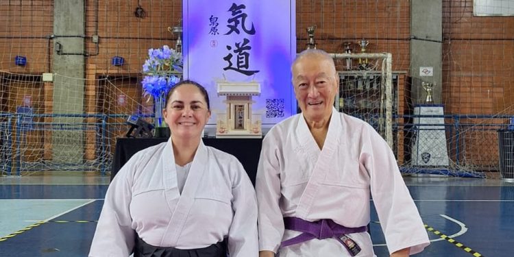 Hiroshi e a professora Cristina: 'Ele é um exemplo para todos nós' — Foto: Divulgação