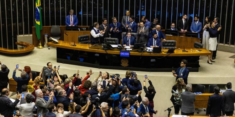 Deputados comemoram aprovação da isenção de IR para quem ganha até R$ 5 mil — Foto: Brenno Carvalho/O GLOBO