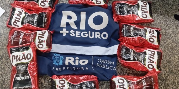 Homem é preso após furtar dez pacotes de café em Copacabana