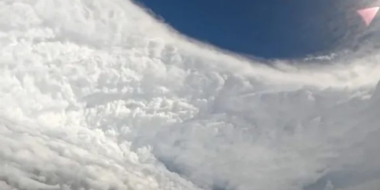 Furacão Melissa, de categoria 5, se aproxima da Jamaica com ventos de 280 km/h — Foto: Força Aérea dos EUA