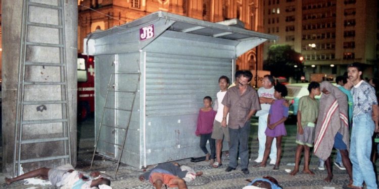 Meninos mortos na Chacina da Candelária, com a igreja ao fundo, no Centro do Rio, em 1993 — Foto: Antônio Nery/Agência O GLOBO