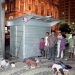 Meninos mortos na Chacina da Candelária, com a igreja ao fundo, no Centro do Rio, em 1993 — Foto: Antônio Nery/Agência O GLOBO