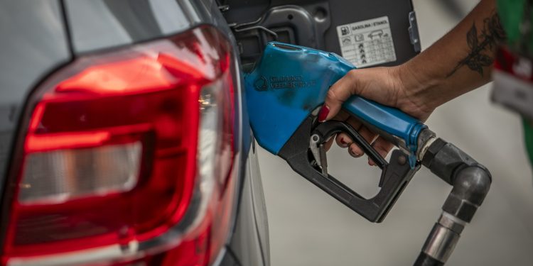 Impacto da gasolina na inflação: corte nos preços pode garantir a meta, dizem economistas