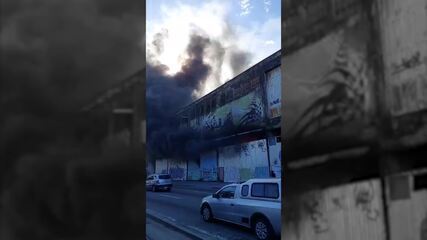 Incêndio atinge barracão da Série Ouro, na Zona Portuária
