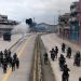 Um caminhão da polícia de choque borrifa água em manifestantes durante uma marcha contra o racismo, a criminalização dos protestos e em apoio à greve nacional convocada pela Conaie enquanto se dirigiam ao parque El Arbolito, em Quito — Foto: Galo Paguay / AFP