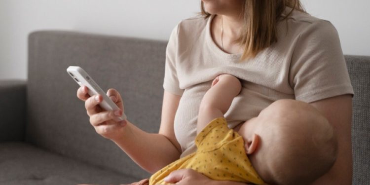 Smartphone durante amamentação pode distrair mãe do olhar do bebê — Foto: Freepik