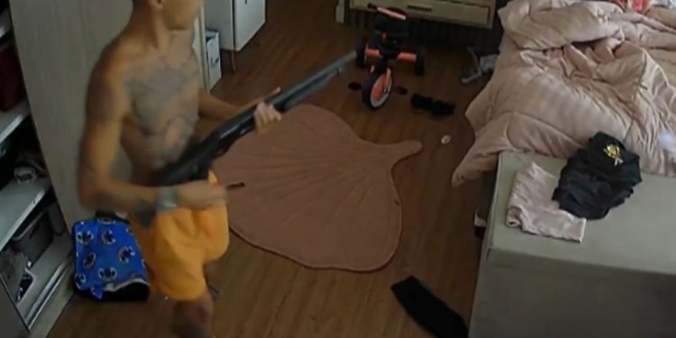 Influenciador Buzeira com espingarda enquanto PF entrava em casa — Foto: Reprodução/TV Globo
