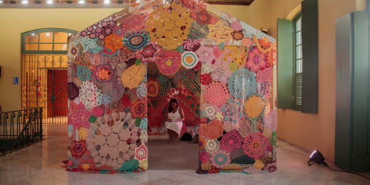 Instalação com 50 mil fios de crochê pode ser vista em centro cultural do Rio
