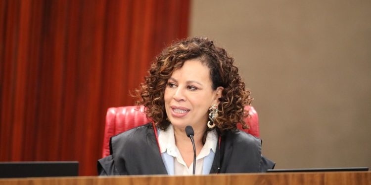 Edilene Lôbo estreia destacando 'luta pelo resgate da história' dos mais pobres — Foto: Alejandro Zambrana / Secom / TSE