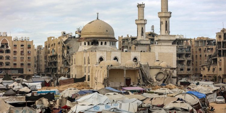 Tendas usadas por refugiados internos palestinos perto de mesquita em Khan Younis, no sul da Faixa de Gaza — Foto: Omar AL-QATTAA / AFP