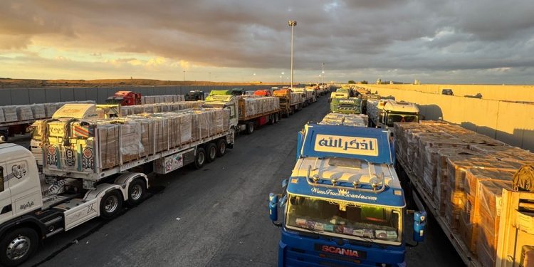 Fila infinita: caminhões carregados com ajuda humanitária estacionados no lado egípcio da passagem de Rafah, aguardando acesso à Faixa de Gaza — Foto: AFP