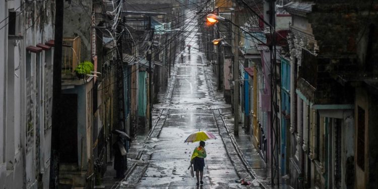 Ruas praticamente vazias antes da chegada do furacão Melissa à cidade de Santiago de Cuba — Foto: YAMIL LAGE / AFP