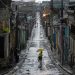 Ruas praticamente vazias antes da chegada do furacão Melissa à cidade de Santiago de Cuba — Foto: YAMIL LAGE / AFP
