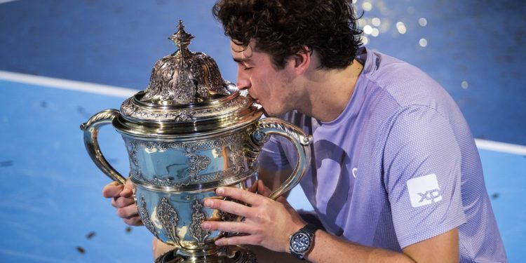 João Fonseca beija o troféu do ATP 500 de Basileia — Foto: Fabrice Coffrini/AFP