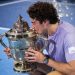 João Fonseca beija o troféu do ATP 500 de Basileia — Foto: Fabrice Coffrini/AFP