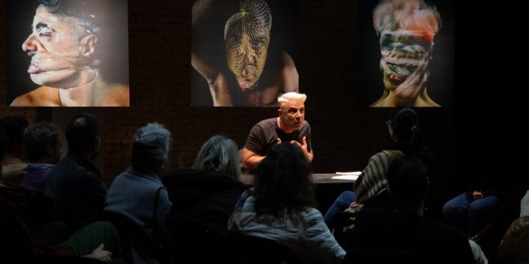 Cena do monólogo "Eu sou um monstro", em cartaz no Teatro Poeirinha — Foto: Divulgação/Rafa Marques