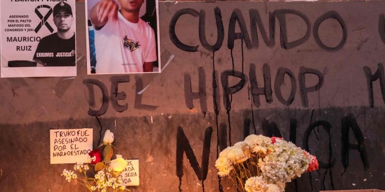 Velas e flores para a vigília pela morte do manifestante Eduardo Ruiz, baleado pela polícia durante um protesto contra o presidente interino do Peru, José Jeri — Foto: CONNIE FRANCE / AFP