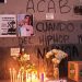 Velas e flores para a vigília pela morte do manifestante Eduardo Ruiz, baleado pela polícia durante um protesto contra o presidente interino do Peru, José Jeri — Foto: CONNIE FRANCE / AFP
